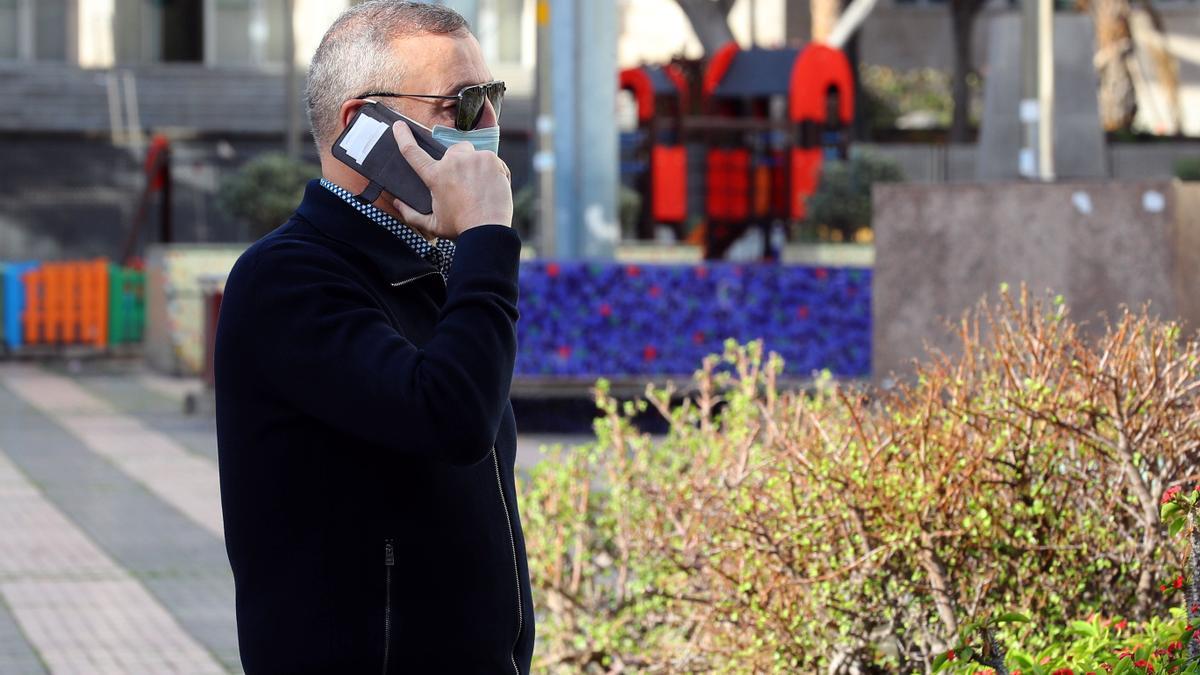 Ramírez, con el movil, a las puertas de la sede del Gobierno de Canarias, en la capital grancanaria.