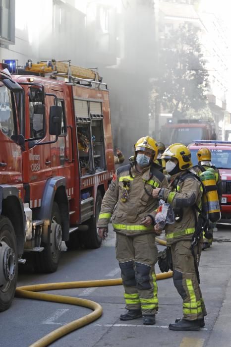 Un foc a la carretera Barcelona causa un caos de trànsit a Girona