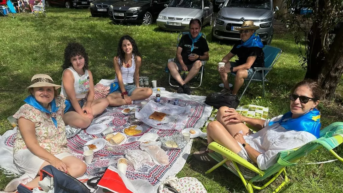 La jira de Navia, con 119 años de historia, despide las fiestas patronales con mantel, tortilla, sidra y, por supuesto, venera de postre