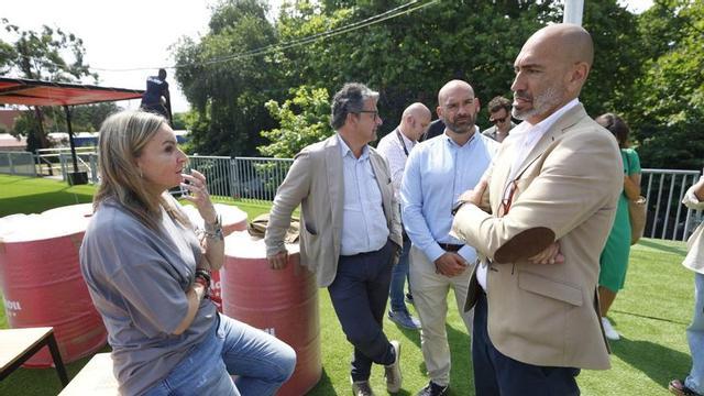 Oliver Suárez, a la derecha, charla con Suca García en el recinto del  parque de Hermanos Castro; tras ellos, Fernando Losada y Jesús Martínez Salvador.  | LUISMA MURIAS