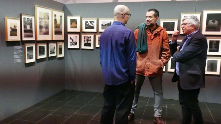 El fotògraf Israel Ariño, al mig, el director del Museu de l'Empordà, Eduard Bech i el regidor Josep Maria Bernils. | JORDI BLANCO