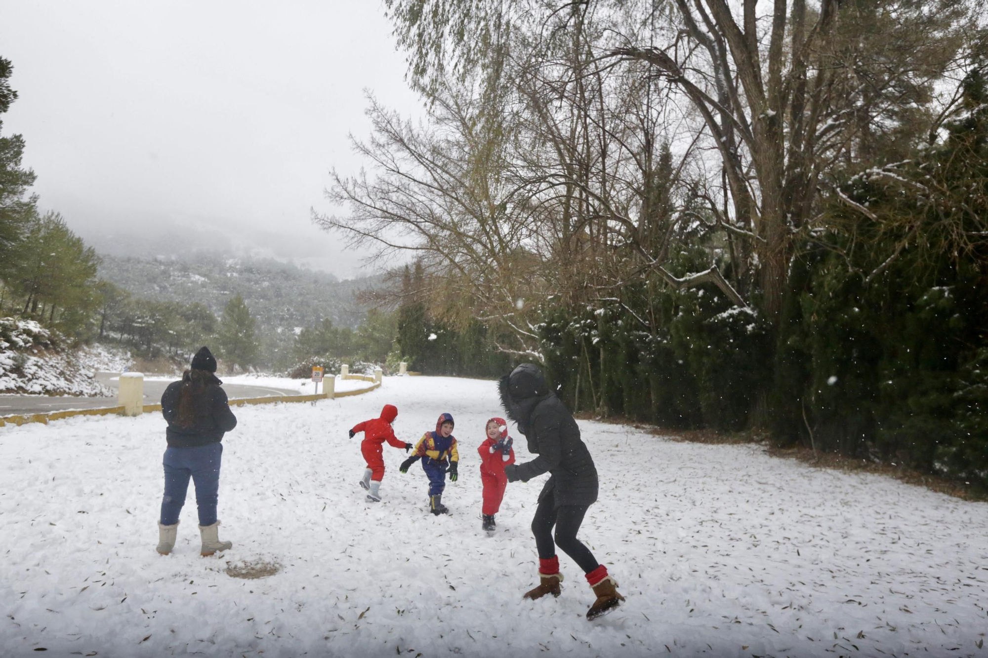 La nieve cubre de blanco el interior y las montañas de la Marina Baixa