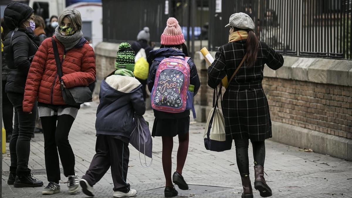 Vuelta al cole tras las vacaciones de Navidad en una escuela de Barcelona