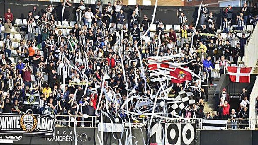 Aficionados del FC Cartagena en las gradas del Cartagonova.