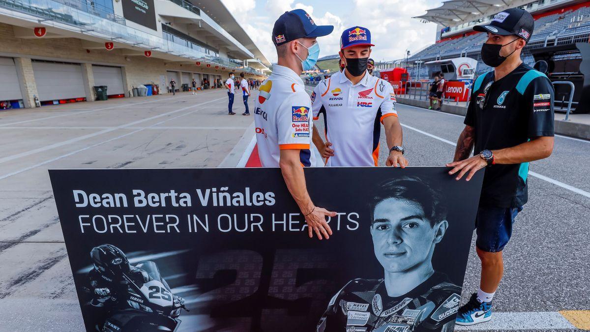 Pol Espargaró , Marc Márquez y Xavi Vierge en el minuto de silencio dedicado a Dean Berta Viñales.