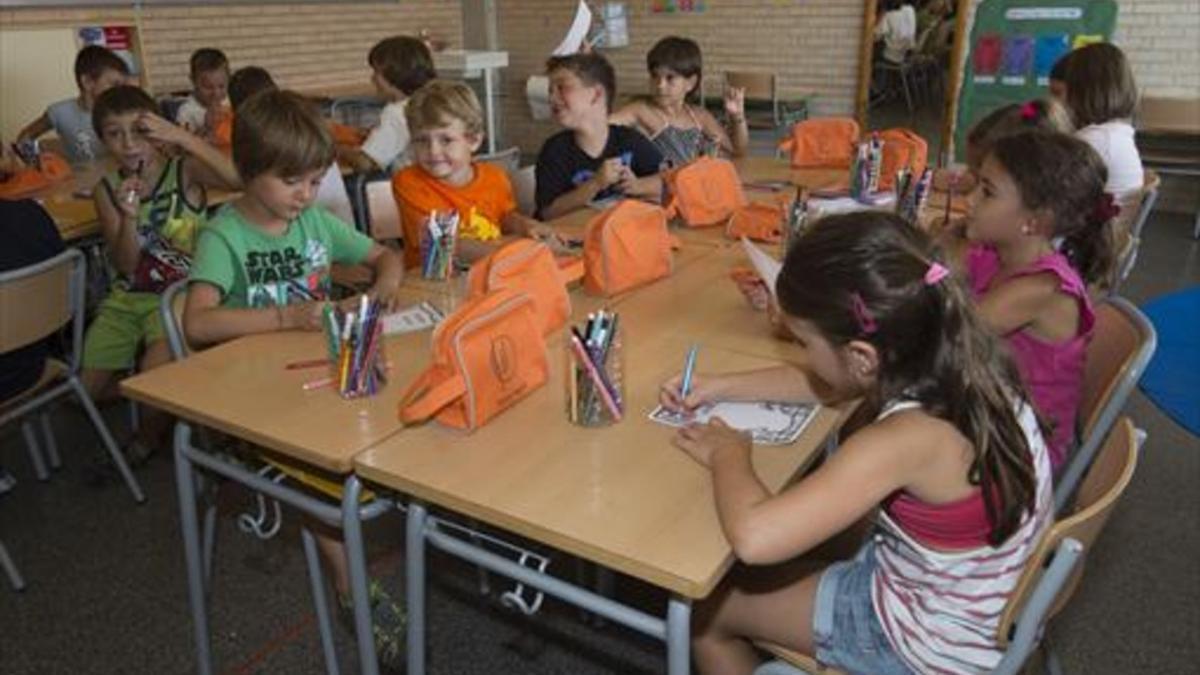 Alumnos del instituto-escuela de El Catllar, ayer, en las nuevas instalaciones.