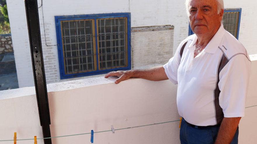 Manuel Hijano, en la terraza de su casa y detrás la estación de bombeo de aguas residuales.