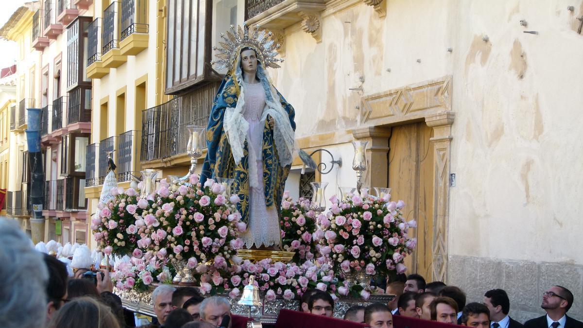 La Virgen de la Amargura a hombros por la Plaza de España hace diez años.