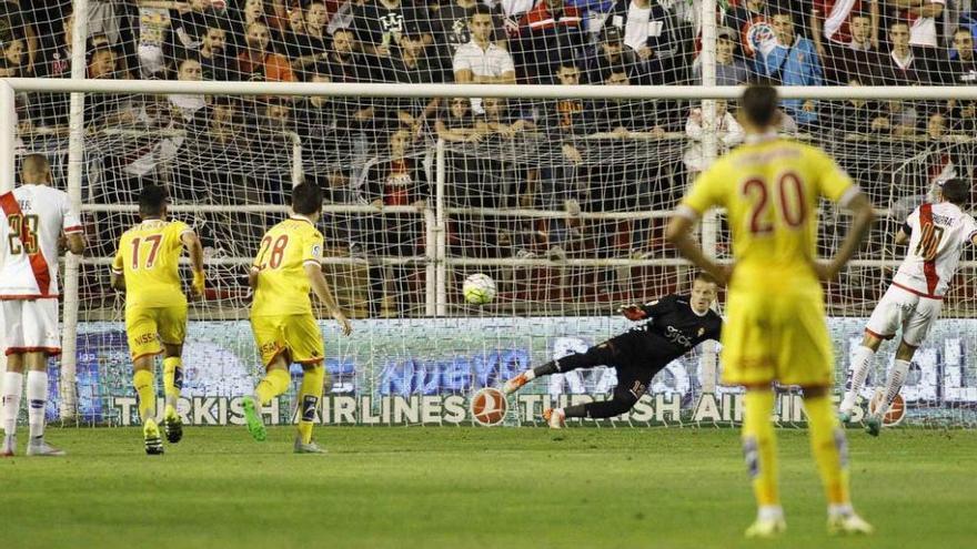 Trashorras bate de penalti a Alberto en el partido de la primera vuelta.