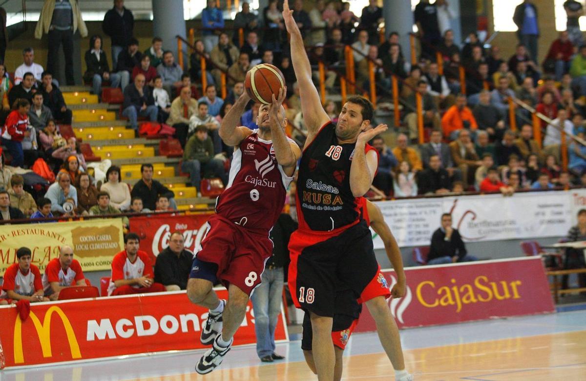 El argentino Bruno Gelsi (Cajasur) intenta un lanzamiento en el Cajasur-Salsas Musa de la temporada 07-08.