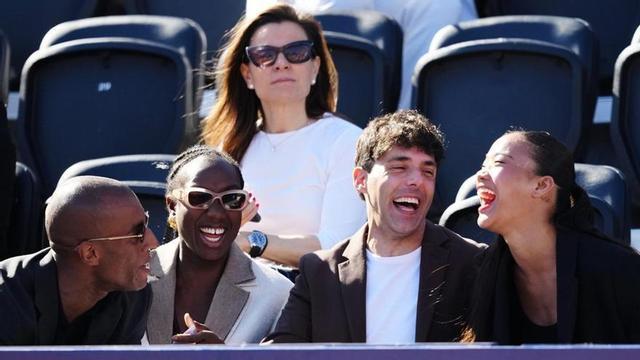 L’artista Antonio Diaz «el Mago Pop» (2d) a la grada durant el partit del tennista argentí Camilo Ugo Carabelli contra l’espanyol Rafael Jodar en la tercera jornada de l’ATP 500 Barcelona Open Banc Sabadell-Trofeu Comte de Godó.