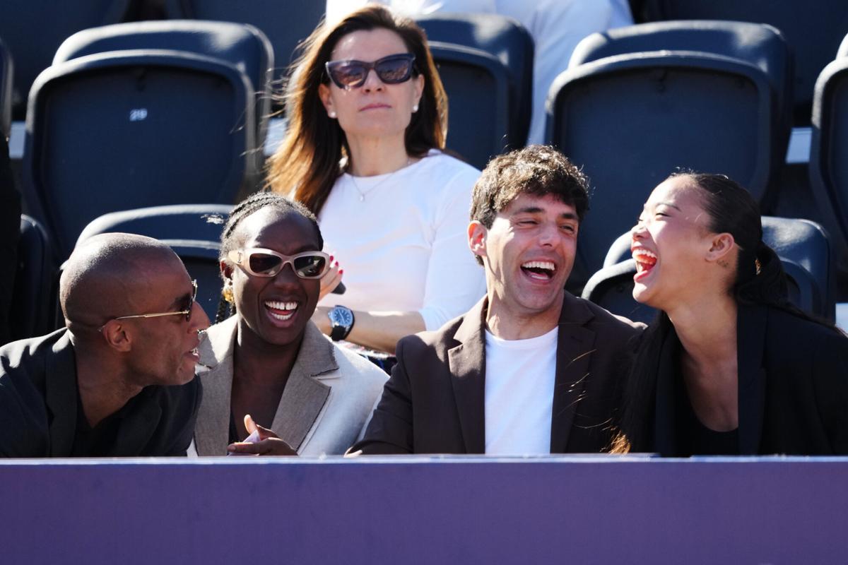 L’artista Antonio Diaz el Mago Pop a la grada durant el partit del tennista argentí Camilo Ugo Carabelli contra l’espanyol Rafael Jodar en la tercera jornada de l’ATP 500 Barcelona Open Banc Sabadell-Trofeu Comte de Godó.