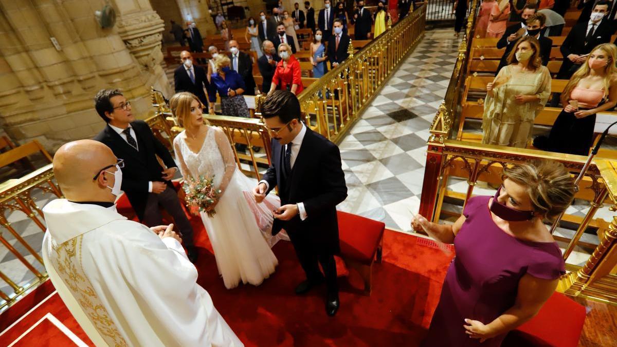 Una pareja de novios casándose en la Catedral de Murcia.