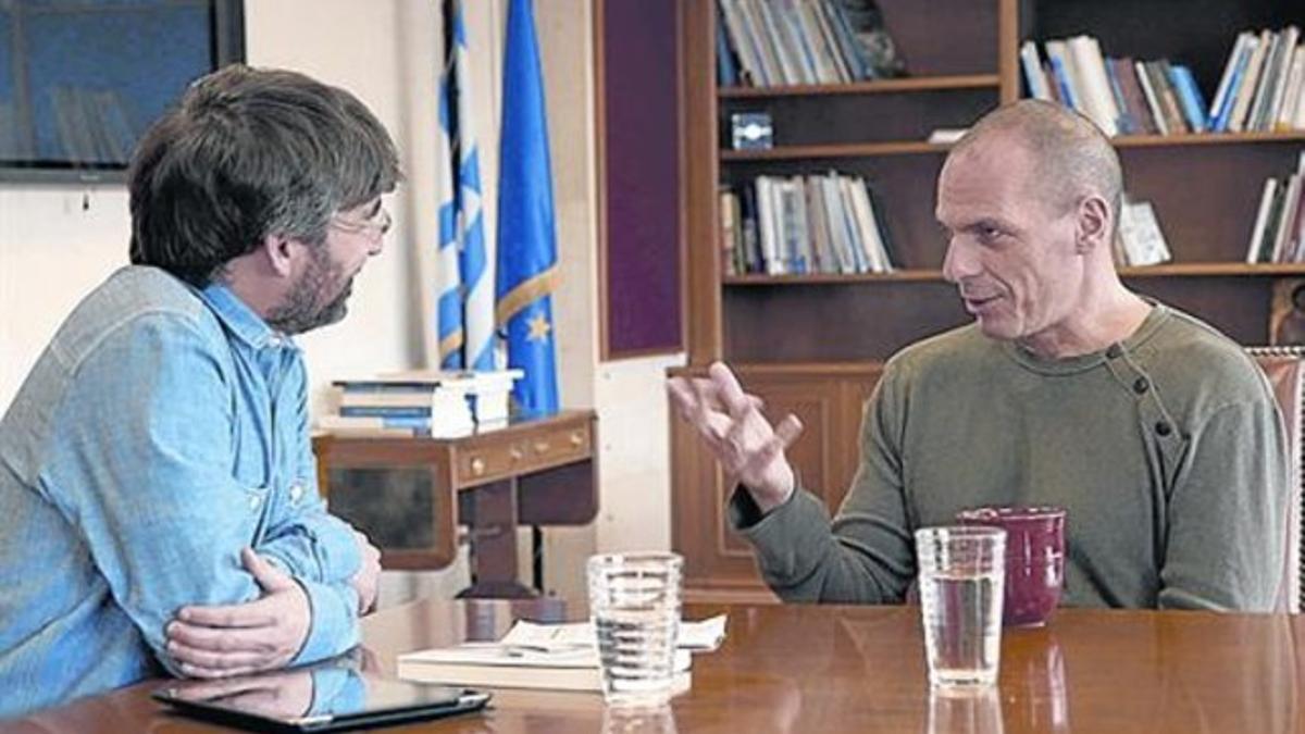 El ministro de Economía griego, Yanis Varoufakis, junto a Jordi Évole durante la entrevista.