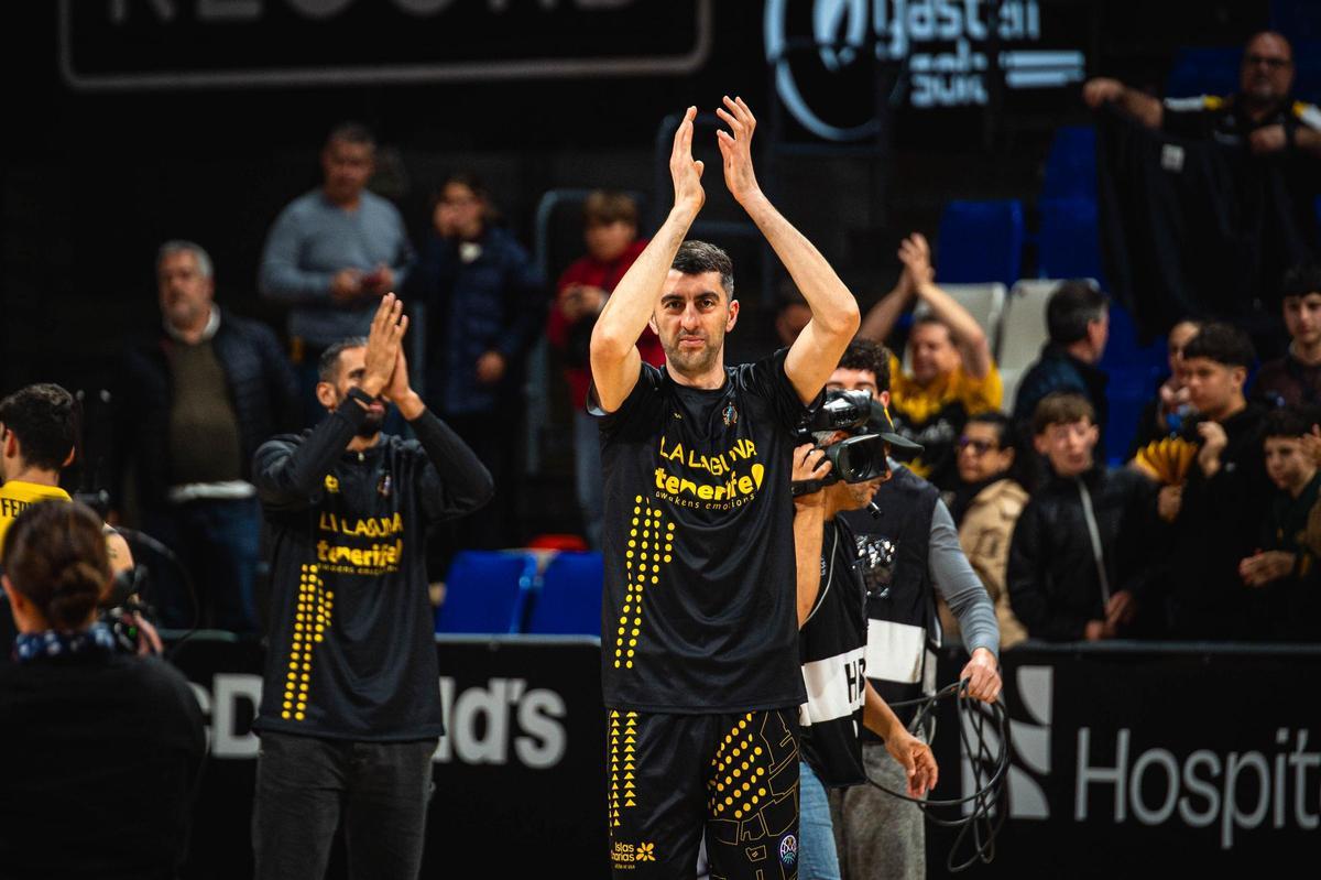 Shermadini saluda al público del Santiago Martín justo antes del derbi.