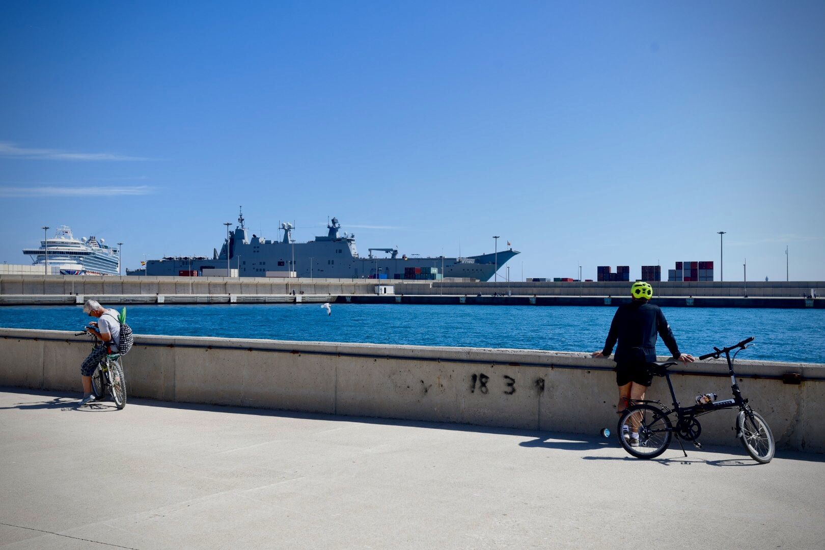 Atracado en València el portaviones Juan Carlos I