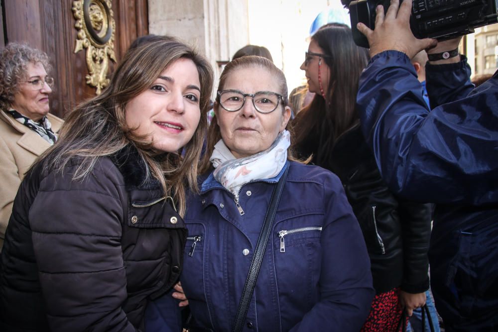 Cientos de personas pasan por delante de la urna con las cenizas del cantante para rendirle el último homenaje