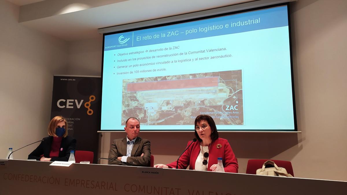 Salvador Navarro  observa la intervención de Blanca Martín en la jornada para presentar el proyecto de creación de un polo económico en la ZAC del aeropuerto de Castellón