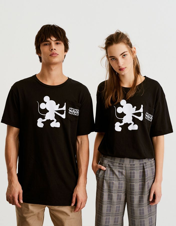 Colección 'unisex' de Pull&amp;Bear: camiseta negra de Disney