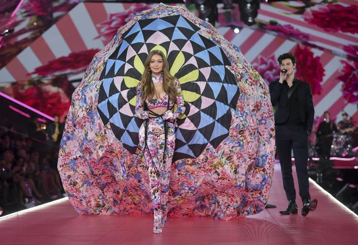 Gigi Hadid junto a Shawn Mendes en el Victoria's Secret Fashion Show 2018