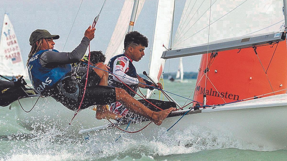 Miguel Ángel Morales y Alejandro Martín, durante la competición del Mundial de Hungría en el lago Balatón.