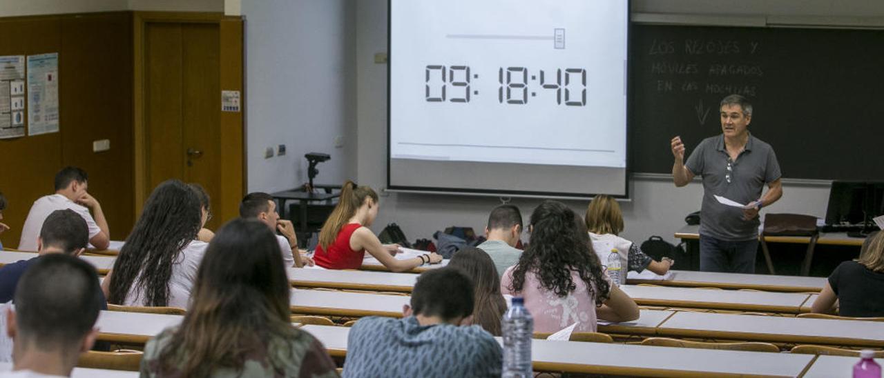 Alumnos en un aula de la Universidad de Alicante en la pasada convocatoria de junio.