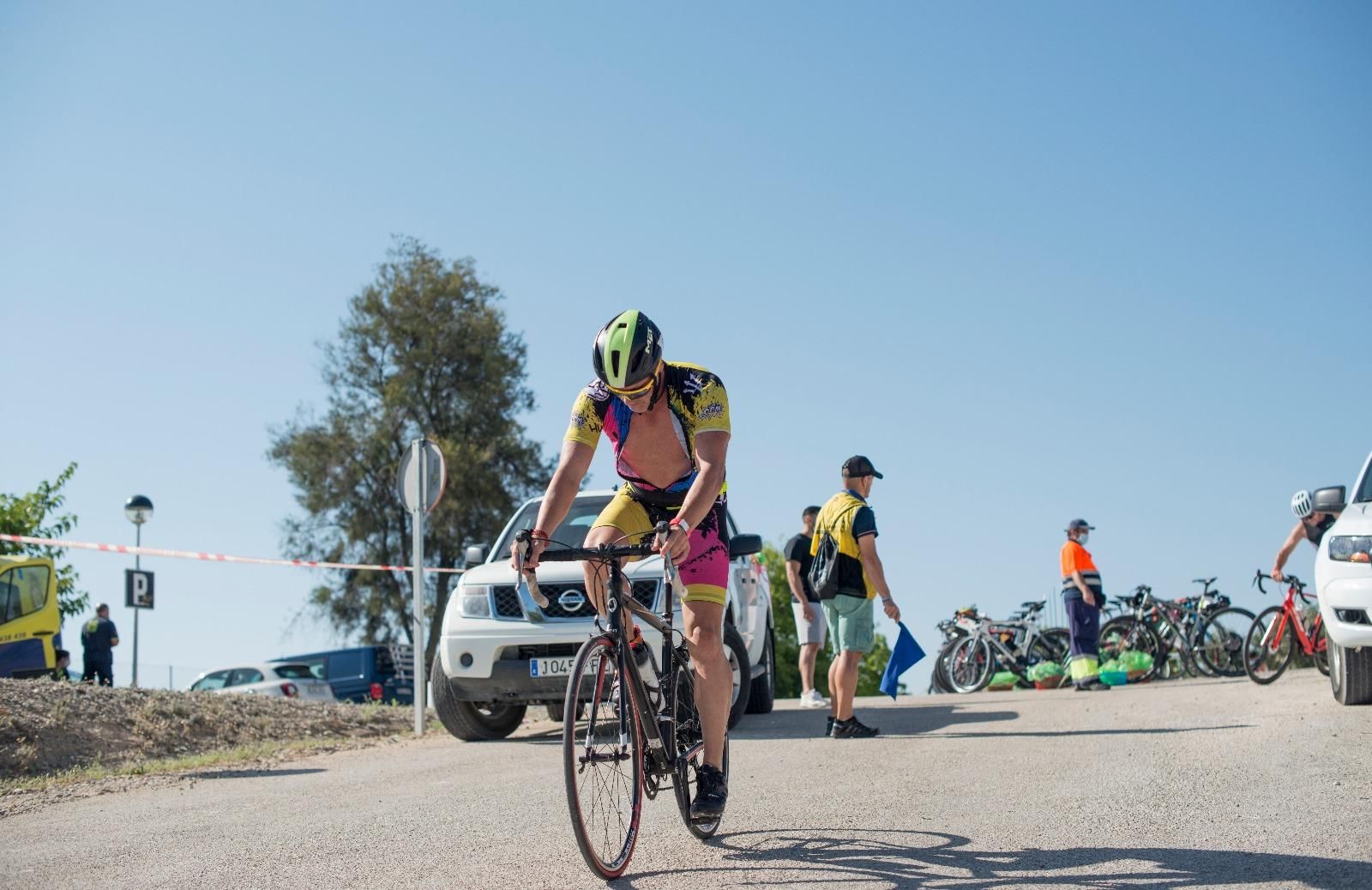 Alfonso Bastos y Katherine Mills ganan en Baena el primer triatlón cordobés tras el confinamiento