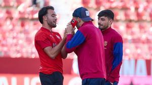 Eric Garcia bromea con sus amigos Ferran Torres y Pedri antes del Girona - FC Barcelona