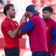 Eric Garcia bromea con sus amigos Ferran Torres y Pedri antes del Girona - FC Barcelona