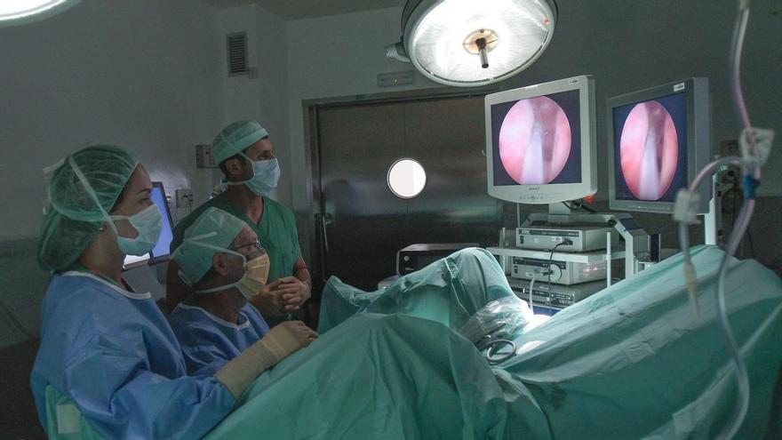 Un atendido cada día en el Hospital General de Elche con bolsa para extraer la orina