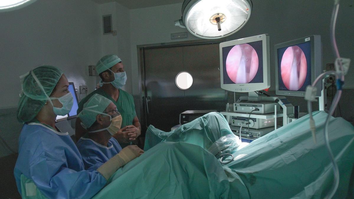 El servicio de Urología durante una operación en un hospital del país.