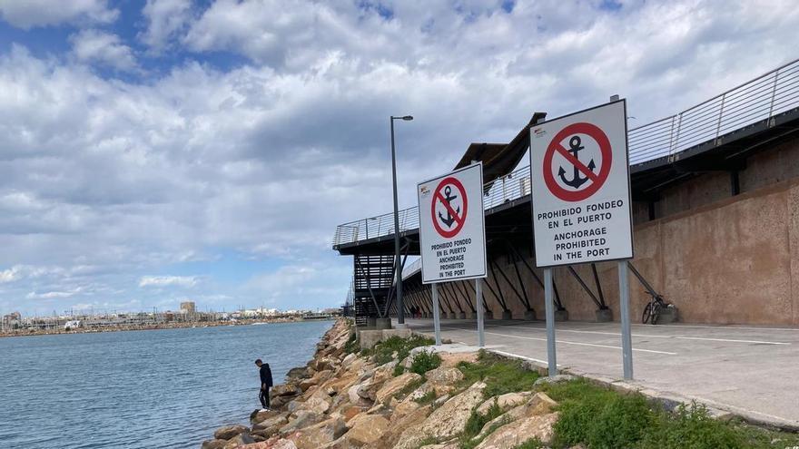 Ya no hay excusa para fondear en el bahía de Torrevieja: la Generalitat instala grandes carteles con la prohibición