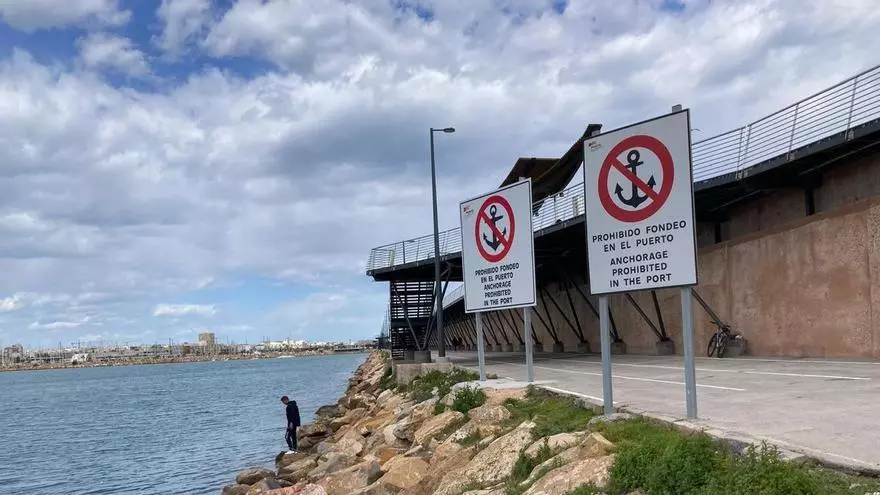 Así son los carteles de prohibición de fondeo en la bahía de Torrevieja que ha instalado la Generalitat