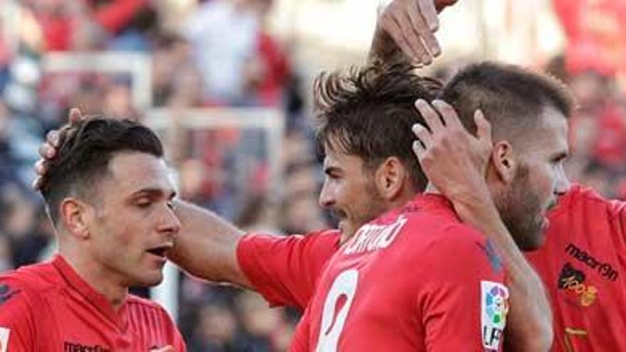 Los jugadores bermellones celebran el resultado.