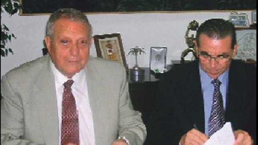 Eliseo Quintanilla

 (Fundeun); y Joaquín Quiles (CEEI);, en la firma del convenio