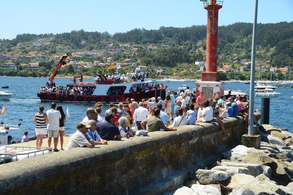 Una treintena de barcos de diferentes tamaños participaron en la tradicional procesión por mar en señal de devoción a la Virgen