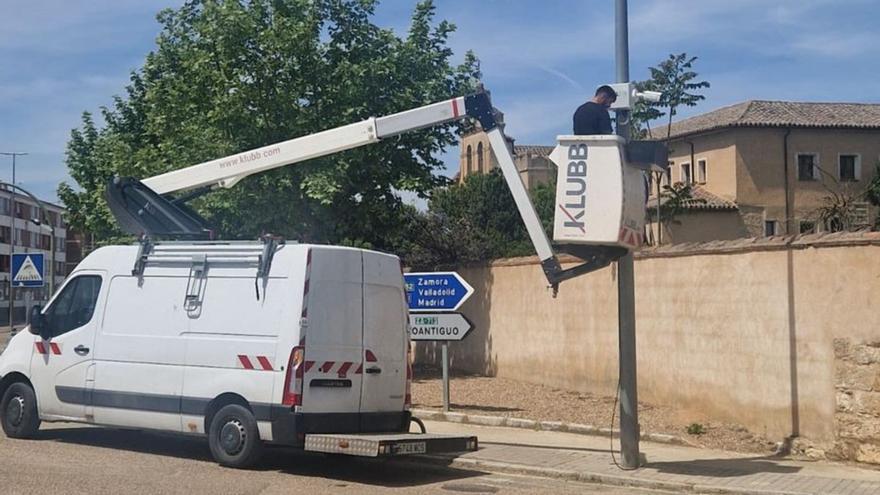La instalación de las nuevas cámaras de control de tráfico en Toro ya ha comenzado