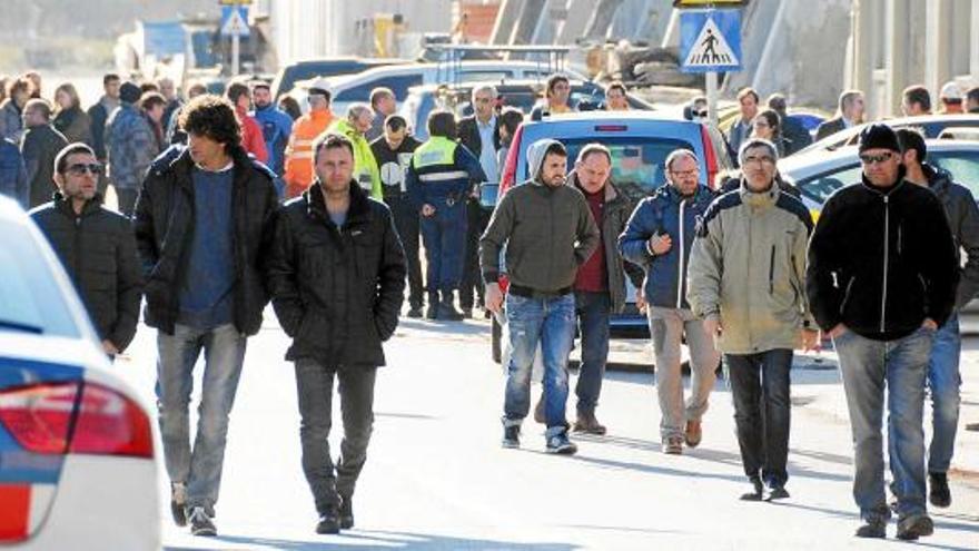 Treballadors de la mina de Vilafruns sortint ahir al migdia de les instal·lacions, un cop ja retirat el cos de la víctima
