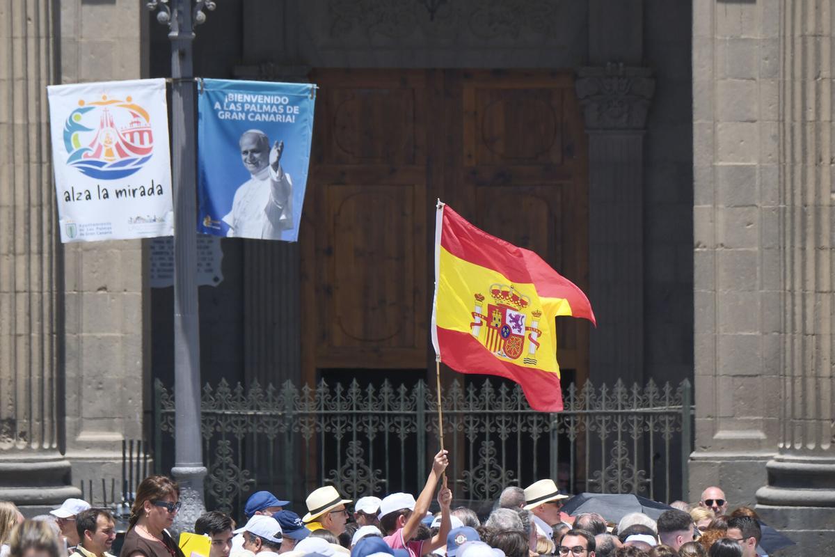 Varias personas en las inmediaciones de la Catedral de Santa Ana, donde el papa León XIV mantiene un encuentro con obispos, sacerdotes, diáconos, religiosos, seminaristas y agentes de pastoral este jueves, en Las Palmas de Gran Canaria.