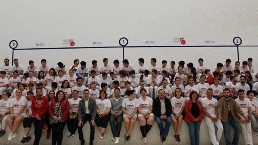 Participantes con la alcaldesa de Alcàsser y el presidente de la Mancomunitat.