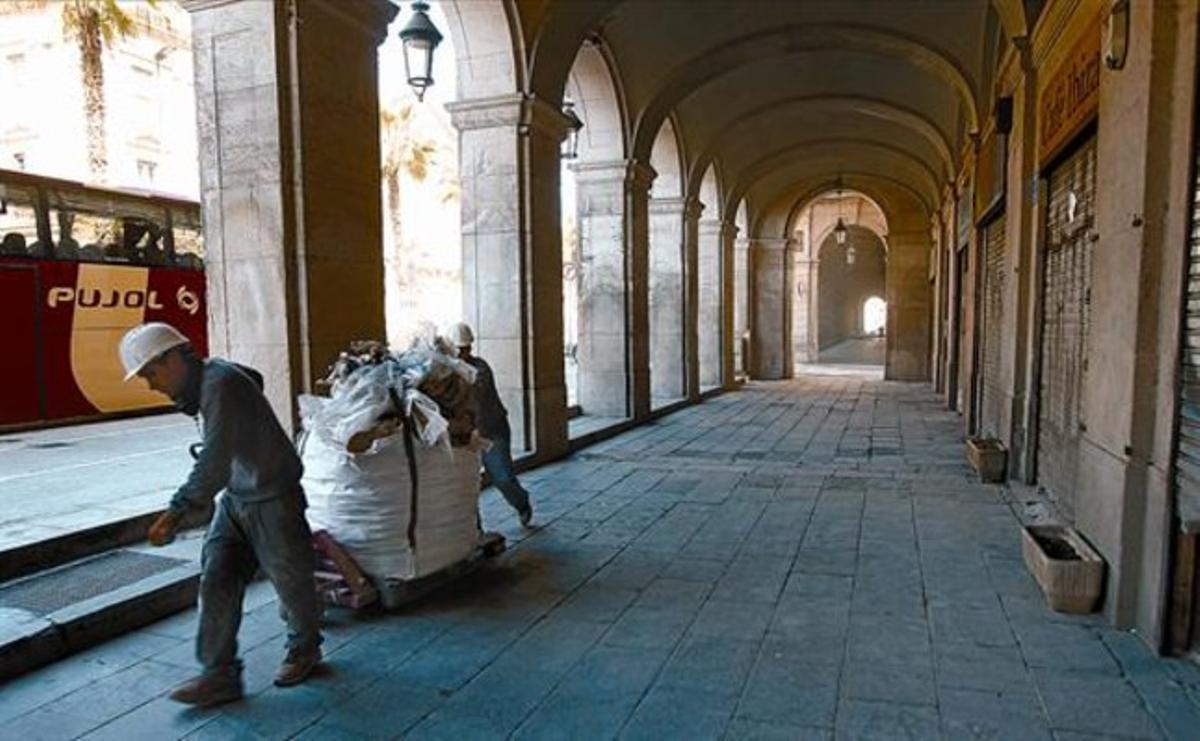 Obres 8 Dos treballadors retiren un sac ple de runa d’una de les finques en rehabilitació de l’entorn dels porxos de Xifré. Obres 8 Dos treballadors retiren un sac ple de runa d’una de les finques en rehabilitació de l’entorn dels porxos de Xifré.