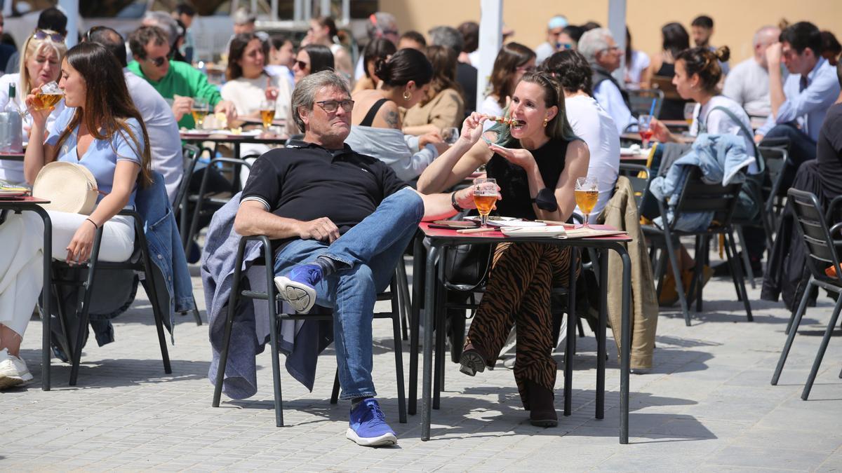 BARCELONA 24/04/2021  Barcelona.  Ambiente en la Barceloneta  lleno de gente playa , paseando, terrazas chiringuitos y restaurantes.        FOTO de RICARD CUGAT