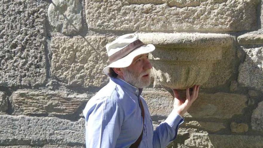 El historiador Fernando Miguel muestra un detalle de San Martín de Castañeda.