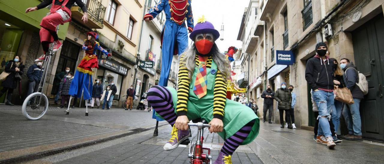 Animación en el centro de Pontevedra con saltimbanquis.  | // GUSTAVO SANTOS