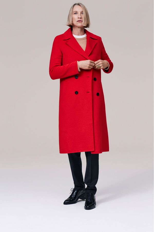 Campaña timeless de Zara: modelo con abrigo rojo