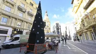 Castelló ya luce su nuevo árbol de Navidad