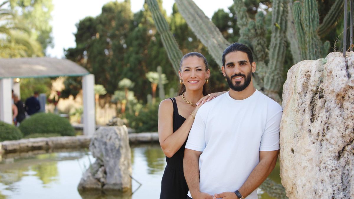 Fiona Erdmann und ihr Mann Moe, hier in Santanyí, leben selbst in der Wüstenstadt.
