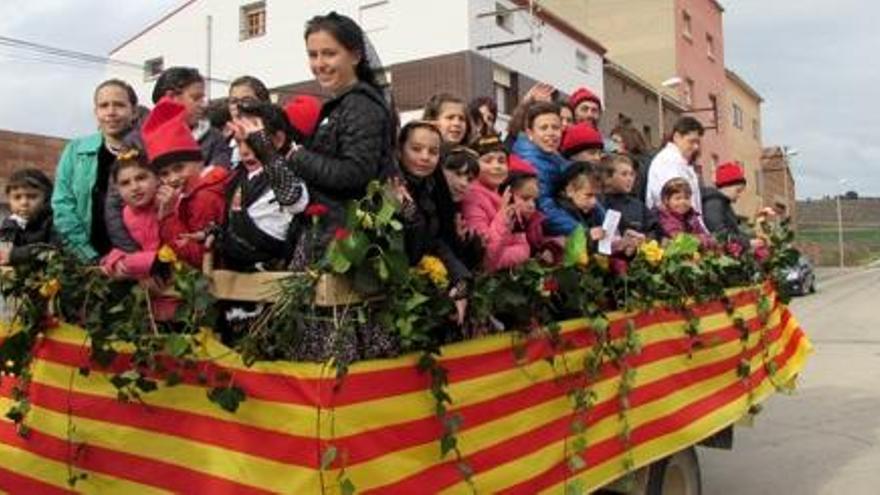 Un centenar de caramellaires omplen de música i dansa els carrers de Calaf