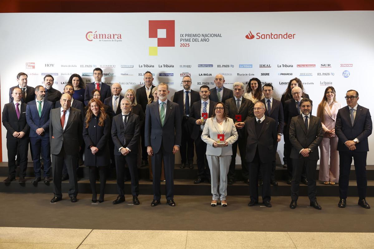 MADRID, 19/02/2026.- El rey Felipe VI, acompañado, entre otros, por el ministro del Interior, Fernando Grande-Marlaska (3i), el consejero externo del Banco Santander Luis Isasi (i) y el presidente de la Cámara de Comercio de España, Luis Bonet (3d), posa para una foto de grupo junto a la CEO de Tebrio, Adriana Casillas (4d), empresa ganadora del premio a la 'Pyme del Año', durante la entrega de la IX edición del 'Premio Nacional Pyme del Año 2025' este jueves en Madrid. EFE/ Kiko Huesca