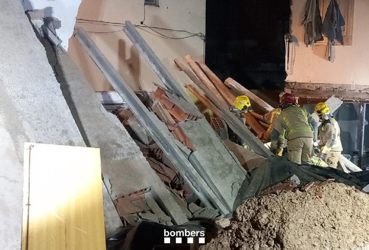 Dos personas atrapadas tras el derrumbe de una casa en Vilanova de Bellpuig (Lleida)